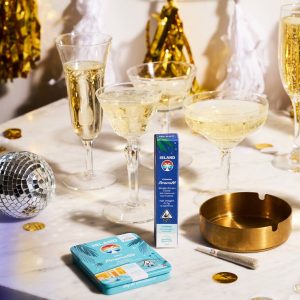 267685_Holiday_Lifestyle_ChampagneConfetti_Table_Square_lightleakpurple